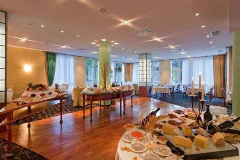 סאס פה Hotel Metropol מסעדה תמונה